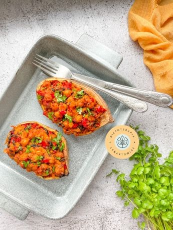 Obiad wegetariański z batatem nadziewanym warzywami, do przygotowania w piekarniku.