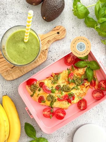 Zdrowe śniadanie z zielonym koktajlem i omletem, idealne dla dziecka na odporność, odżywcze i energetyczne.