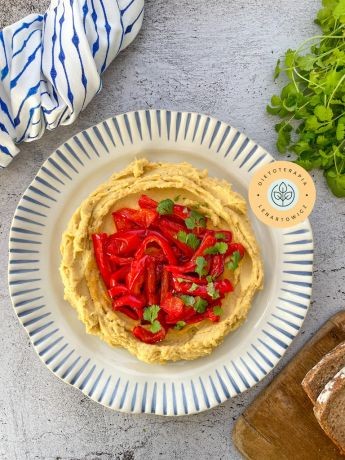 Przepis na ciepÅÄ kolacjÄ dla wegetarian i wegan, odÅ¼ywczy hummus z warzywami.