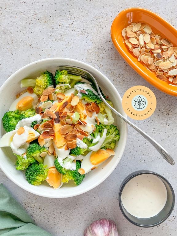 ZdjÄcie dania na kolacjÄ o niskim indeksie glikemicznym. Kolorowa saÅatka z brokuÅami, jajkiem, pÅatkami migdaÅÃ³w, z odrobinÄ majonezu. Przepis z gotowej diety dietetyka klinicznego MaÅgorzaty Lenartowicz, edycja jesienna, wersja 3.