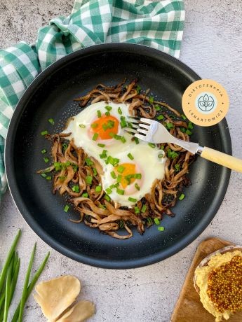 Ciepłe i sycące śniadanie z jajkiem, boczniakiem, hummusem i dodatkami. Idealne dla wegetarian.