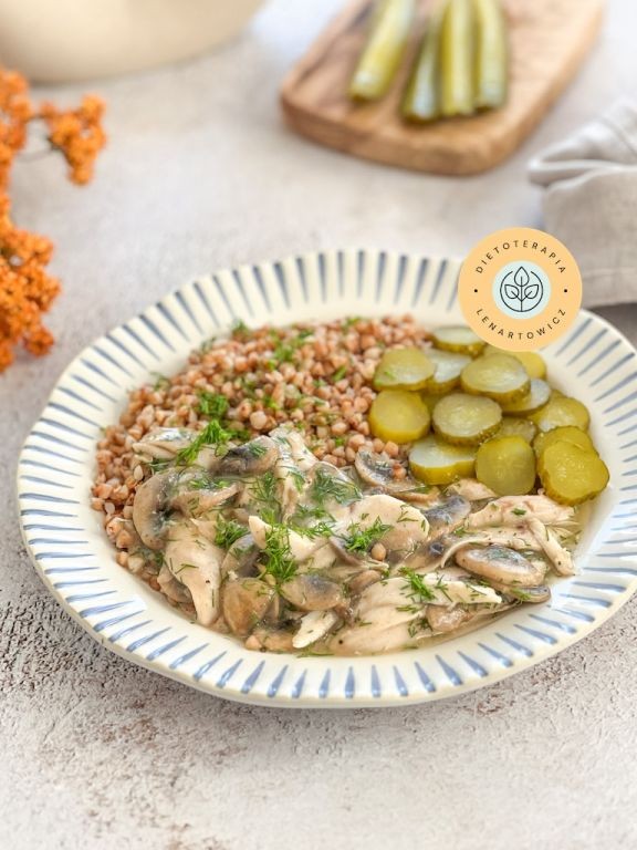 PomysÅ na zdrowy obiad z kaszÄ gryczanÄ, kurczakiem w sosie i ogÃ³rkiem, przepis w gotowej diecie LOW CARB.