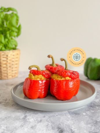 Czerwona papryka faszerowana komosÄ, marchewkÄ, serkiem i przyprawami na styl indyjski.