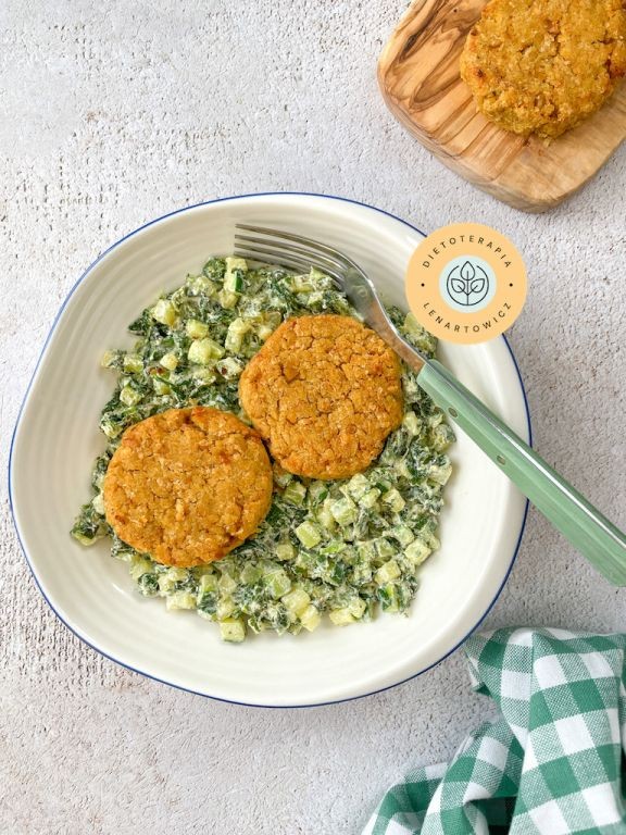 WegetariaÅskie kotleciki z cieciorki w sosie z fetÄ, szpinakiem, cukiniÄ. PomysÅ na pyszny obiad od dietetyka klinicznego.