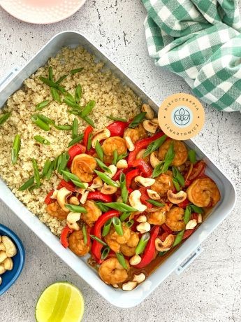 Kolacja w stylu orientalnym, z krewetkami, papryką, cebulą, szczypiorkiem, komosą i orzechami, szybka w przygotowaniu i dietetyczna.