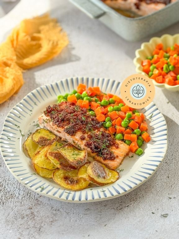 PomysÅ na obiad z rybÄ, pieczony ÅosoÅ z chipsami ziemniaczanymi i marchewkÄ z groszkiem.