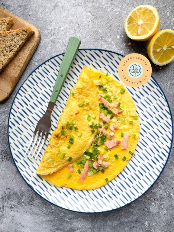 Prosty przepis na nietuzinkowy omlet z łososiem. Pomysł na zdrowe śniadanie dla dziecka.
