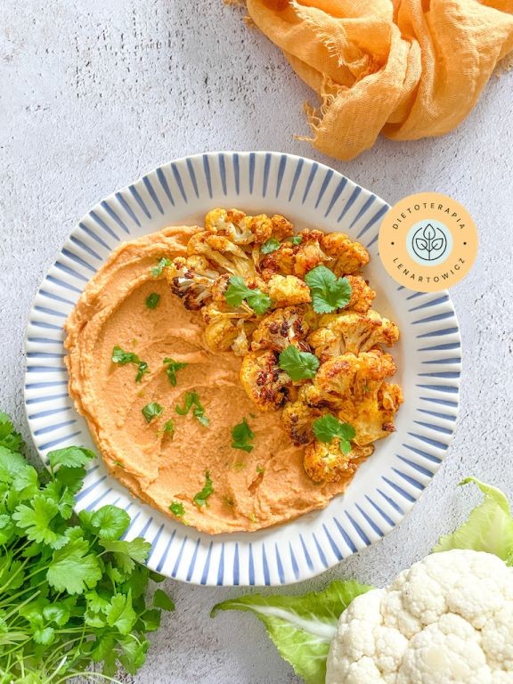 Proste danie wegetariaÅskie z hummusem i pieczonym kalafiorem peÅne wartoÅci odÅ¼ywczych. Przepis w gotowej diecie wege od dietetyka klinicznego.