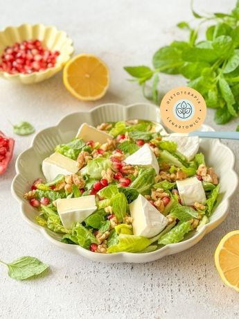 Miska sałatki z serem camembert, granatem, orzechami i dressingiem. Danie o niskim indeksie glikemicznym od dietetyka klinicznego Małgorzaty Lenartowicz.