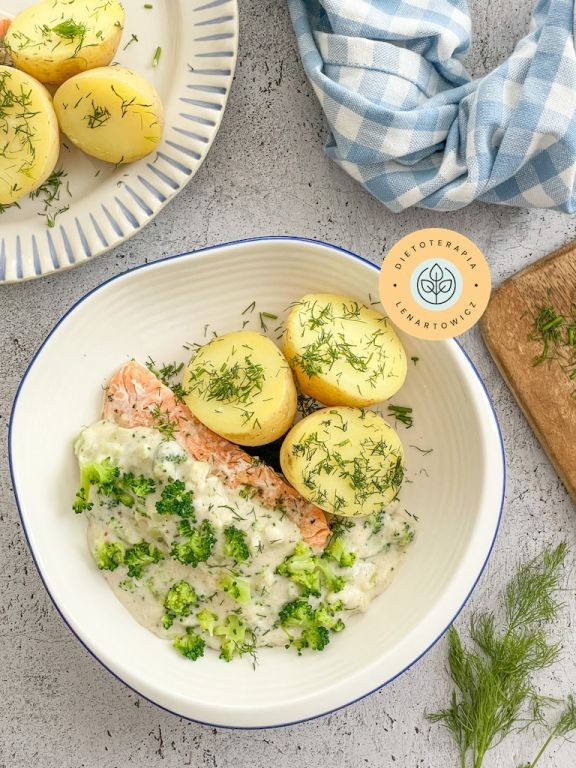 Obiad z rybÄ w sosie, ktÃ³ry uwielbiajÄ dzieci, danie bogate w kwasy omega-3.