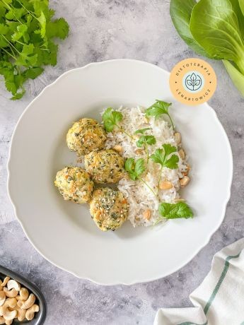 Pulpety rybne z ryÅ¼em z nerkowcami, przyprawione orientalnÄ nutÄ. Zdrowy obiad dla caÅej rodziny.