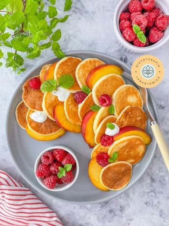 Pyszne placuszki pancakes z malinami jako propozycja na sycące śniadanie nie tylko dla dzieci.