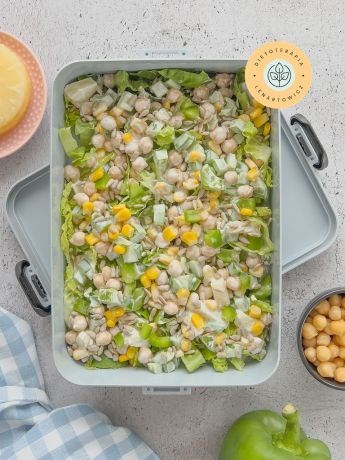 Zdrowa saÅatka wegetariaÅska z cieciorkÄ peÅna wartoÅci odÅ¼ywczych. Bogactwo antyoksydantÃ³w od dietetyka.