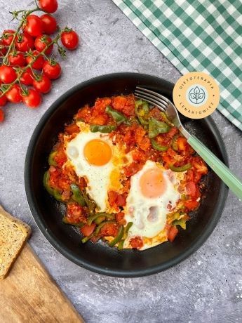 Jajka sadzone na turecki sposób, zdrowe śniadanie z gotowej diety od dietetyka Małgorzaty Lenartowicz.