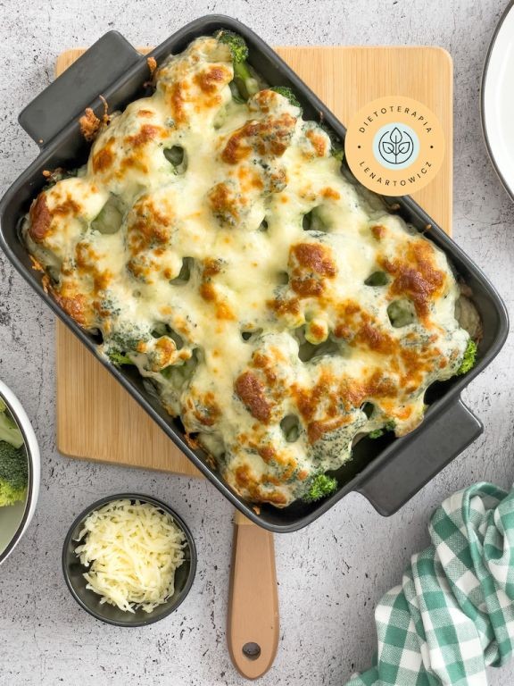 CiepÅa zdrowa kolacja dla dziecka lub osÃ³b na diecie wegetariaÅskiej. Danie z brokuÅami zapiekanymi pod beszamelem.