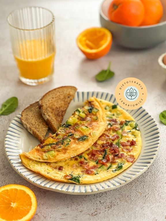 Zdrowe ciepłe i odżywcze śniadanie z jajkami. Bogactwo aminokwasów, nienasyconych kwasów tłuszczowych i witaminy B12.