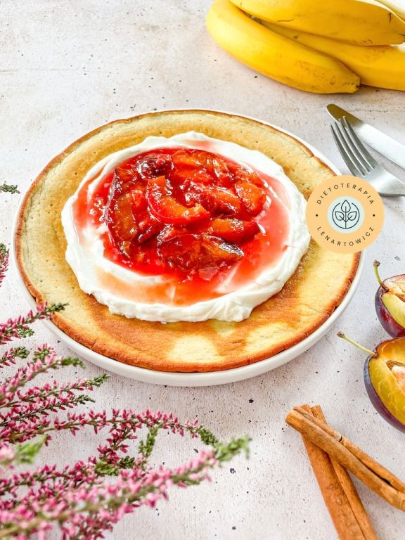 Pomysł na zdrowe słodkie śniadanie z omletem i owocami, przepis pochodzi z gotowej diety low carb od Dietoterapii Lenartowicz.