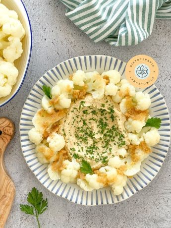 PomysÅ na ciepÅÄ zdrowÄ kolacjÄ z kalafiorem i hummusem, z gotowej diety od dietetyka.