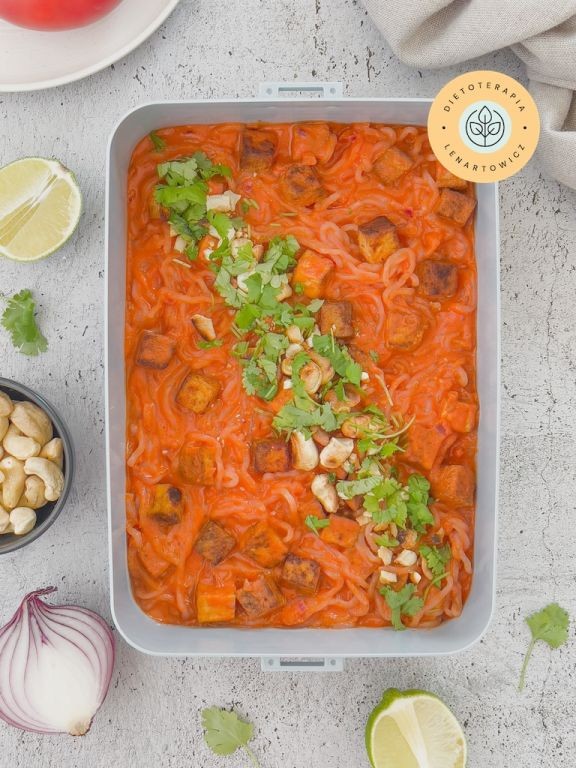 Obiad dla wegetarian, posiÅek z tofu, przyprawiony pastÄ tom kha, ciepÅe, rozgrzewajÄce, odÅ¼ywcze.