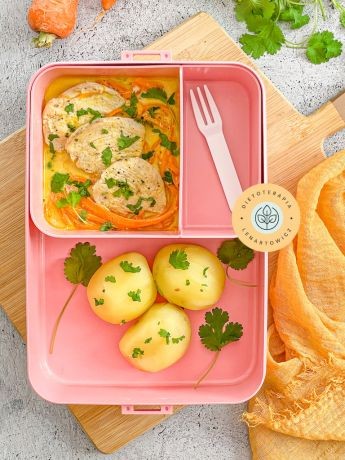 Przesmażony zamarynowany kurczak w marchewkowym tagliatelle z nutą orzechowo-kokosową z ziemniakami. Zdrowy dietetyczny posiłek do pracy.