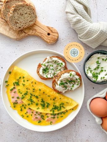 Szybkie klasyczne śniadanie z jajkiem i tostami. Propozycja zdrowego posiłku od dietetyka klinicznego.