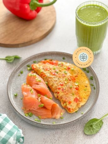 Omlet z dodatkami z wÄdzonym Åososiem i zielonym koktajlem. SycÄce Åniadanie  o niskim indeksie glikemicznym.
