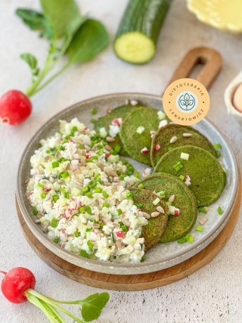 PomysÅ na Åniadanie z placuszkami i twaroÅ¼kiem grani z dodatkiem rzodkiewki, ogÃ³rka, sÅonecznika i szczypiorku. SycÄce i zdrowe o niskim indeksie glikemicznym.