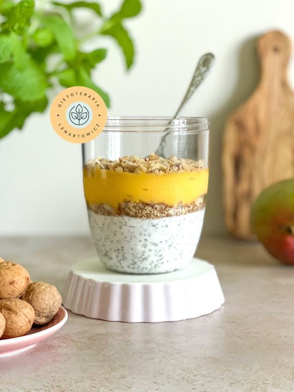 Lunchbox wege z mango, chia, orzechami, i migdaÅami. Zdrowy deser dla dziecka.