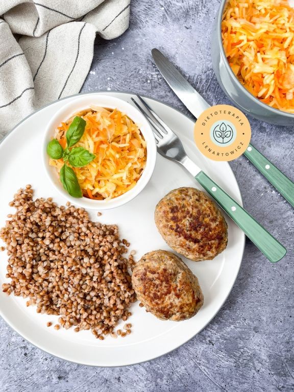 Tradycyjne polskie kotlety mielone z kaszÄ i surÃ³wkÄ. Zdrowy obiad od dietetyka klinicznego.