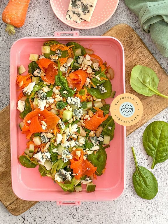 SaÅatka z fasolÄ, Åososiem, orzechami, serem, szpinakiem i innymi dodatkami, peÅna antyoksydantÃ³w, witamin i kwasÃ³w omega-3.