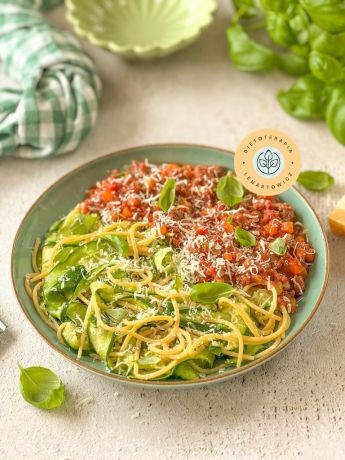 Spaghetti z cukinią, selerem naciowym, marchewką, wołowiną. Pomysł na obiad o niskim indeksie glikemicznym od dietetyka Małgorzaty Lenartowicz.