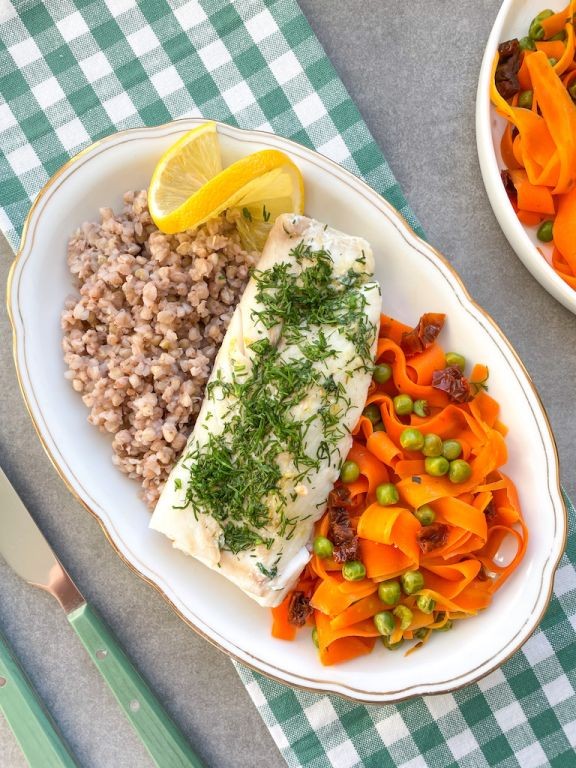 Zdrowy obiad z pieczonÄ rybÄ, tagliatelle z marchewki i kaszÄ.
