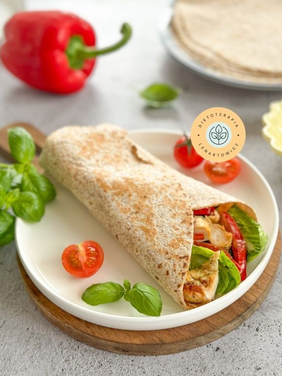 Tortilla z pieczonym kurczakiem, warzywami i sosem. PomysÅ na kolacjÄ dla kaÅ¼dego.