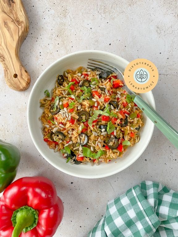 Danie obiadowe dla wegetarian z ryÅ¼em, paprykÄ, oliwkami, do przygotowania w 10 minut.