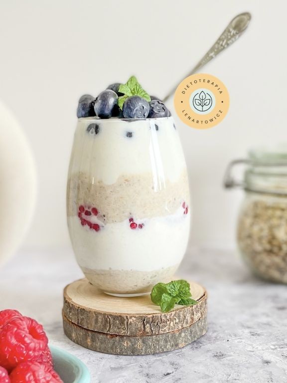 Deser owocowy z jagodami, borÃ³wkami, malinami z gotowej diety edycja letnia wersja 1, dietetyk MaÅgorzata Lenartowicz.