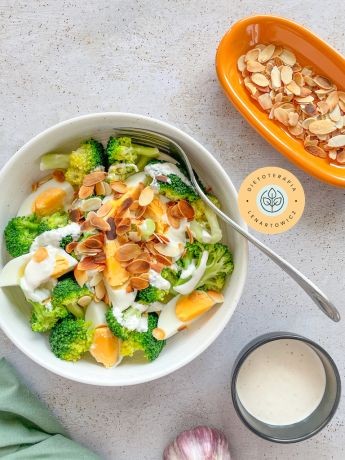 ZdjÄcie dania na kolacjÄ o niskim indeksie glikemicznym. Kolorowa saÅatka z brokuÅami, jajkiem, pÅatkami migdaÅÃ³w, z odrobinÄ majonezu. Przepis z gotowej diety dietetyka klinicznego MaÅgorzaty Lenartowicz, edycja jesienna, wersja 3.