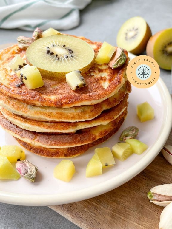 Słodkie śniadanie o niskim indeksie glikemicznym, sycące i pożywne, placki pancakes z owocami.