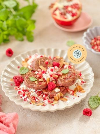 PomysÅ na zdrowe Åniadanie, placuszki malinowo serowe uÅoÅ¼one na twaroÅ¼ku grani, posypane migdaÅami i granatem. WysokobiaÅkowy posiÅek o niskim indeksie glikemicznym.