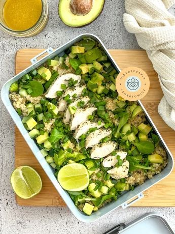 SaÅatka z awokado, komosÄ, ogÃ³rkiem, kurczakiem, dressingiem i dodatkami. Danie do zapakowania na wynos.