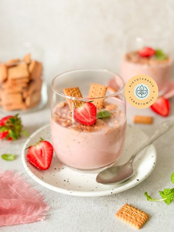 Deser truskawkowy w konsystencji ptasiego mleczka, z truskawkami i krakersam. Przepis od dietetyka klinicznego z gotowej diety przeciwzapalnej.