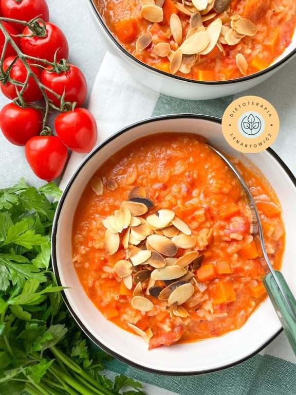 Zupa pomidorowa z nutą kokosową, idealne danie na obiad lub ciepłą kolację.