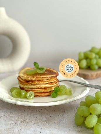 Obłędnie dobre, puszyste pancakes na bazie jogurtu jako propozycja na zdrowe śniadanie dla dziecka lub lunchbox do pracy.