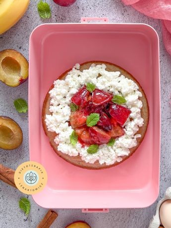 Pomysł na śniadanie dla dziecka lub do zabrania do szkoły czy pracy. Nietypowy omlet z twarożkiem, śliwkami i cynamonem.