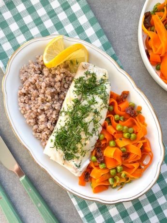Zdrowy obiad z pieczonÄ rybÄ, tagliatelle z marchewki i kaszÄ.