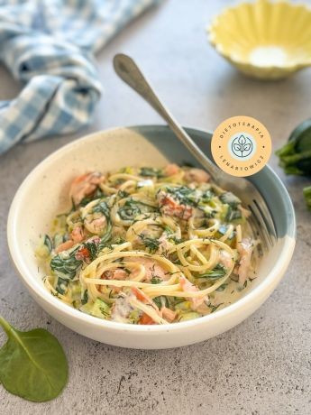 Pomysł na szybki zdrowy obiad o niskim indeksie glikemicznym. Makaron spaghetti w sosie z łososiem i dodatkami.