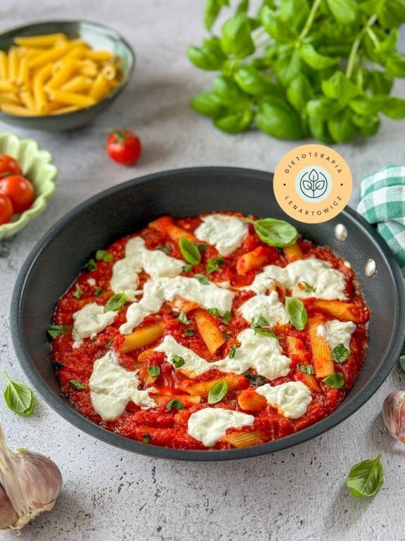 Makron penne w sosie pomidorowym z bazyliÄ i burratÄ, duszony na patelni. Zdrowy obiad o niskim indeksie glikemicznym.