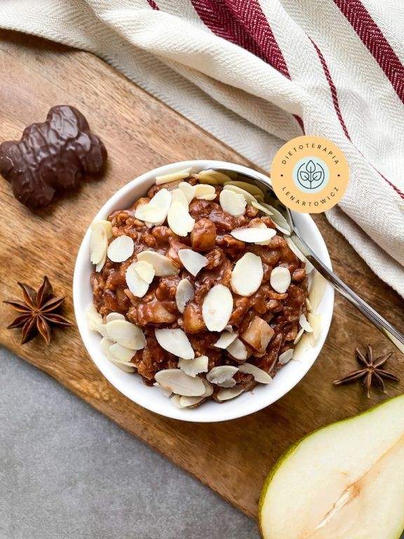 Zdrowe Åniadanie z pÅatkami owsianymi, kakaem i gruszkÄ. Idealne dziecka przed szkoÅÄ.