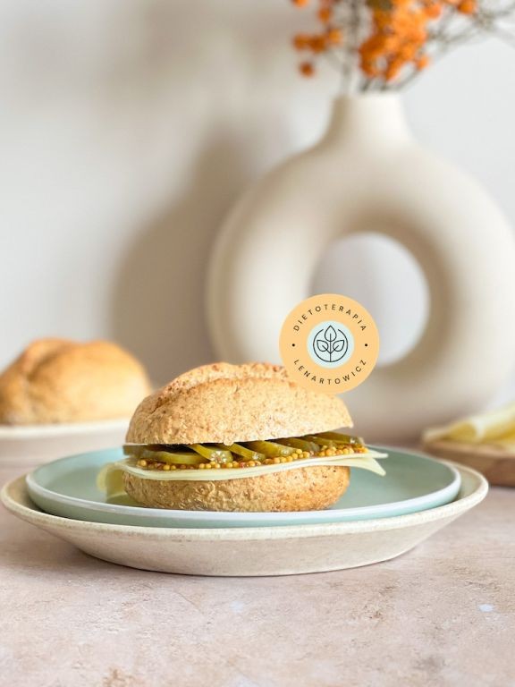 Prosta kanapka z buÅkÄ grahamkÄ, serem i ogÃ³rkiem, szybkie Åniadanie do pracy i szkoÅy.