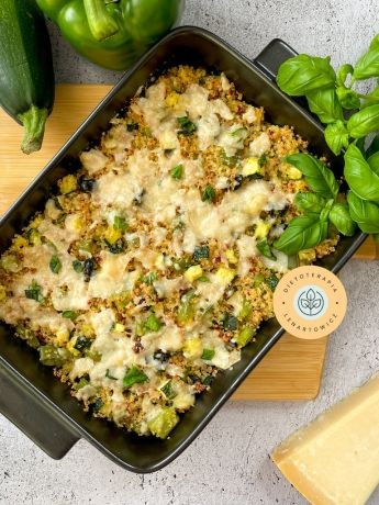 PomysÅ na kolacjÄ z komosÄ, cukiniÄ, paprykÄ, zapiekane pod parmezanem;. Danie dla wegetarian.