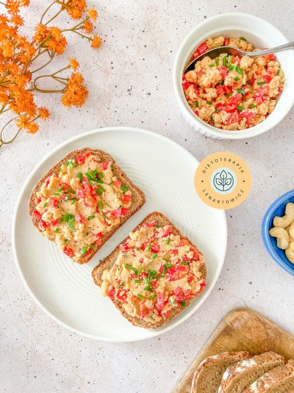 Kanapki z twaroÅ¼kiem z nerkowcÃ³w i paprykÄ, prosty przepis na szybkie i zdrowe Åniadanie.